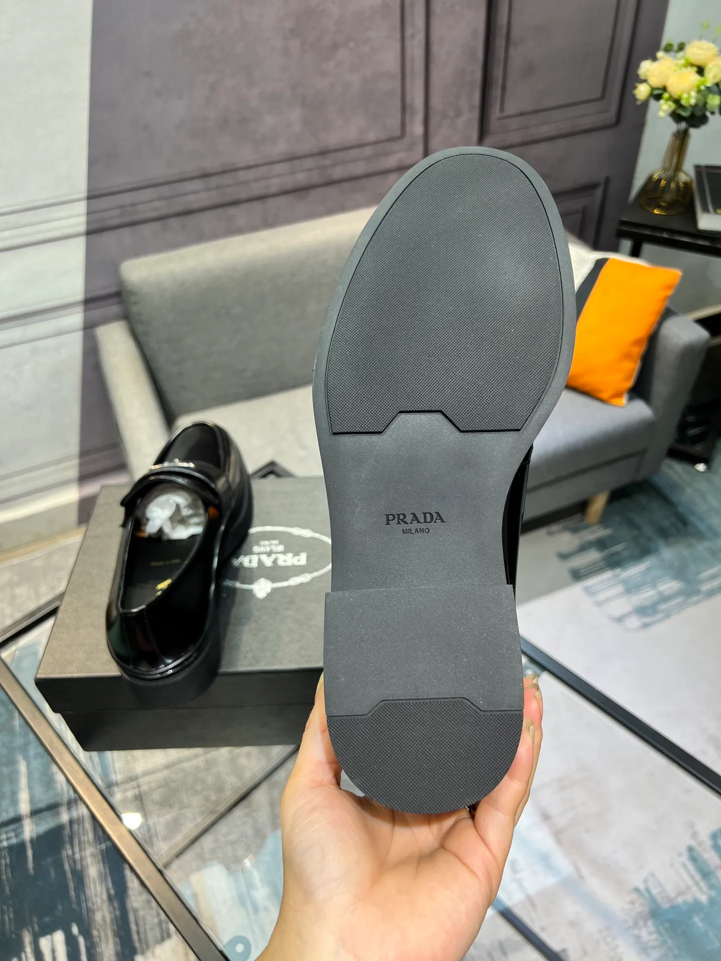 Men's clothing and shoes 💰860 Prada/Prada's new glossy leather loafers are made of open-edge beaded uppers imported from Italy, slip-on loafers style, large piece splicing design, durable and non-deforming, heavy-duty construction, exquisite mark stitching, same material ribbon decoration, blending classic and modern styles, lining with dyed calfskin, standard PRADA logo cowhide feet, original ultra-light matte texture and embossed leather outsole, light and not tired, excellent shock absorption effect, full foot comfort! Size: 39-44 (customized at 38.45)